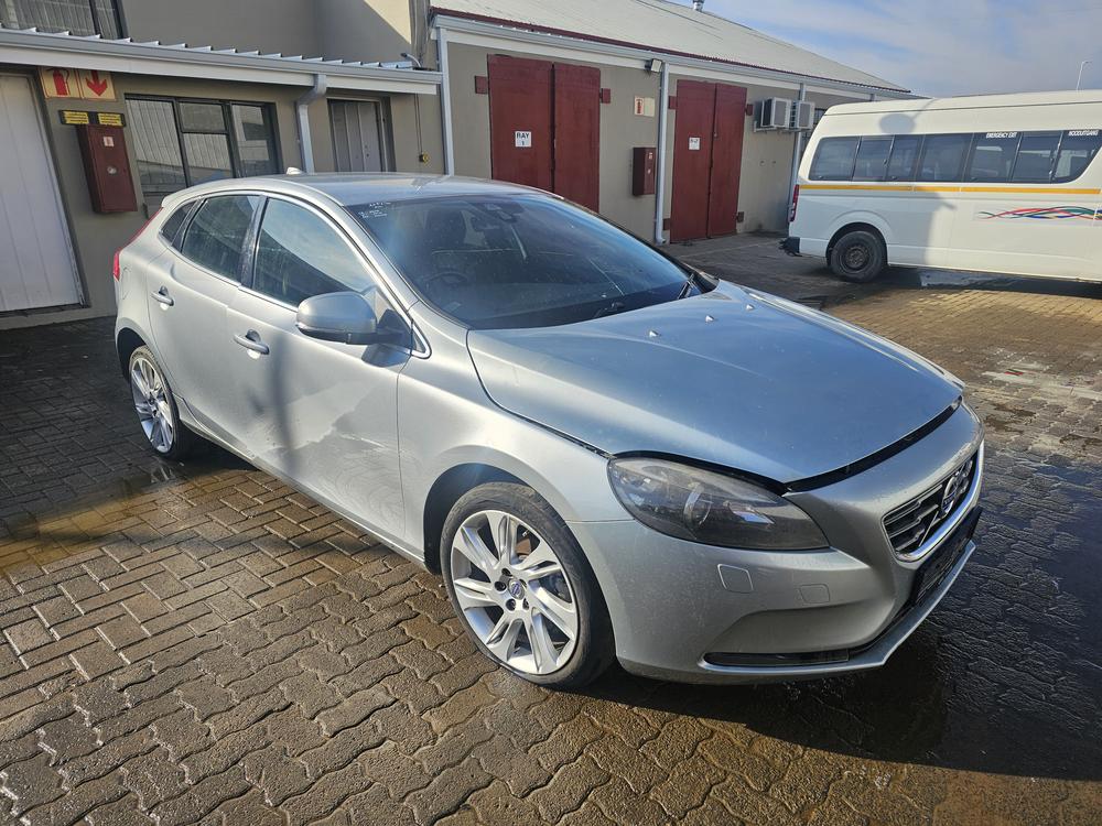2016 VOLVO V40 T3 MOMENTUM